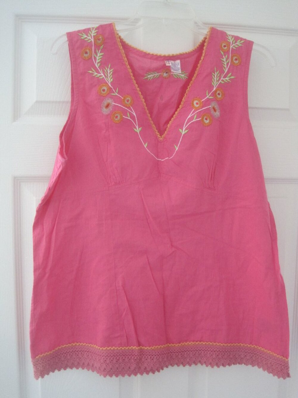 BILL BLASS JEANSWEAR  PINK TOP WITH FLORAL EMBROIDERY AND SEQUIN DETAIL LARGE